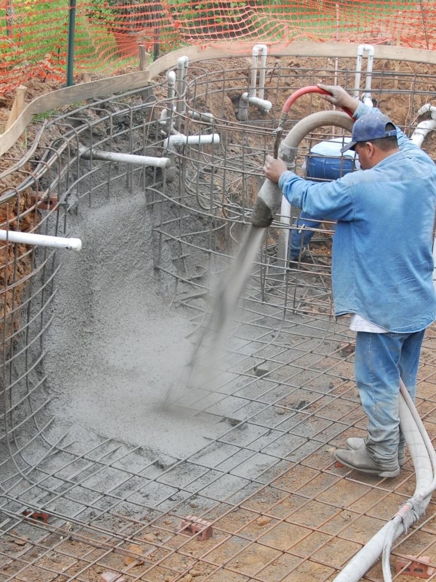 Piscine en construction : ferraillage et projection du béton avant la mise en eau